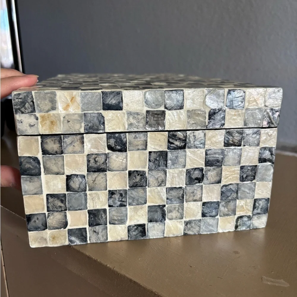 Three hands Corp. mosaic tile box
